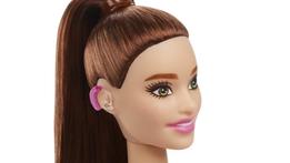 Barbie con l'apparecchio acustico
