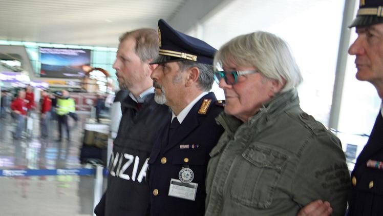 Maurizio Tramonte all'aeroporto di Fiumicino preso in consegna dalla Polizia di frontiera nel 2017