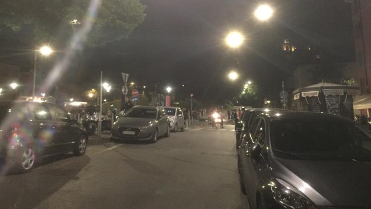 Brescia, tante macchine fuori dagli stalli e senza "permesso Residenti" a Porta Pile, giovedì 12 maggio 2022