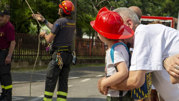 Per i bambini un momento molto sentito insieme ai Vigili del fuoco