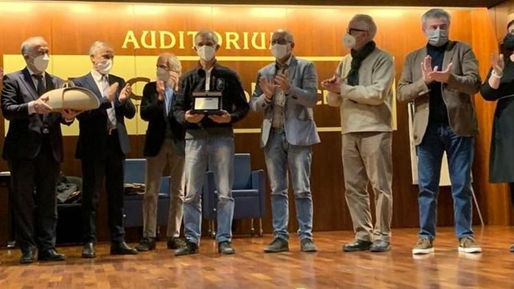 Un gruppo di soci ad alta fedeltà della Bcc Agrobresciano premiati dai vertici dell’istituto  di credito di Ghedi