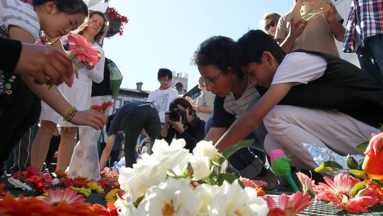 Studenti in piazza Loggia per la commemorazione dei caduti nella strage del 18 maggio