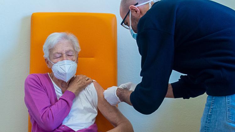 Un’anziana riceve il vaccino