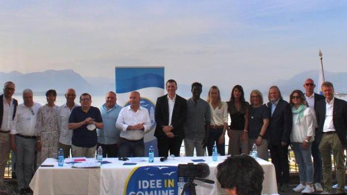 Foto di gruppo per i candidati della lista civica «Idee in Comune»