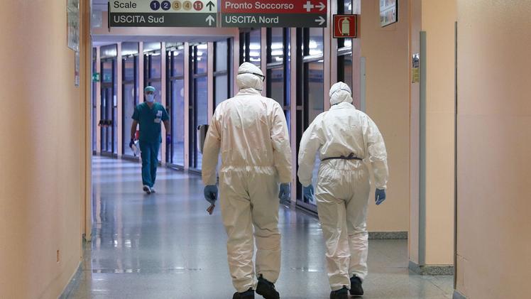 Due operatori sanitari nei corridoi dell’ospedale civile di Brescia