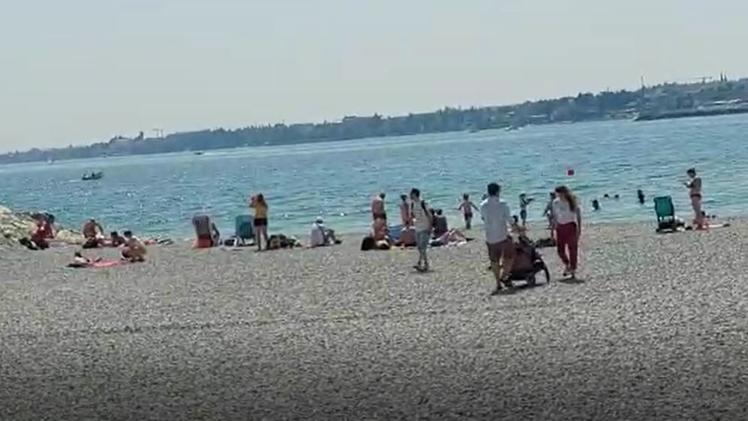 Nonostante il divieto la gente fa il bagno nelle acque della spiaggia Desenzanino