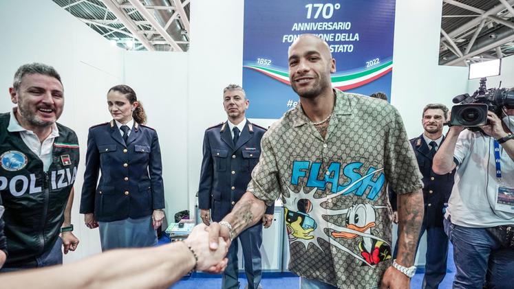 Il campione olimpico Marcell  Jacobs in visita allo stand della Polizia al Salone del Libro di Torino, 21 maggio 2022. ANSA/JESSICA PASQUALON