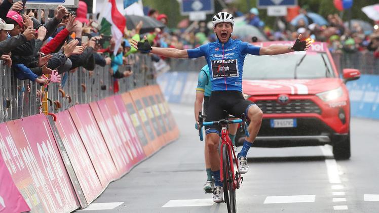 Giulio Ciccone esulta sul traguardo di Ponte di Legno: era il Giro del 2019