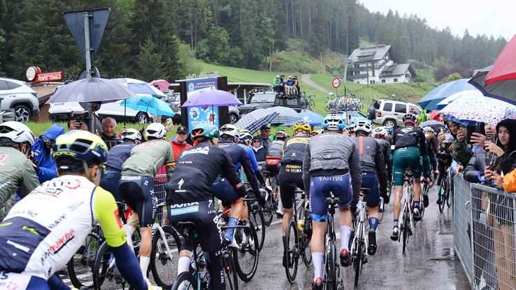 La ripartenza del Giro d'Italia sotto la pioggia