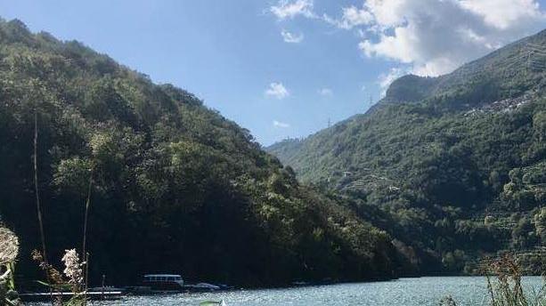 Il lago Moro, in Val Camonica, è aperto dal vetusto borgo di Capo di Lago