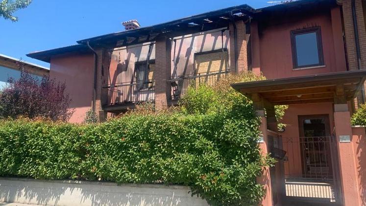 Il condominio di via Zeneroni a San Martino: poco prima dell’alba un incendio ha seminato il panico