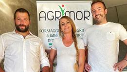 Michele, Delia e Manuele Morandini: i tre fratelli sono alla guida dell’azienda agricola di Berzo InferioreLe mucche al pascolo in Valle