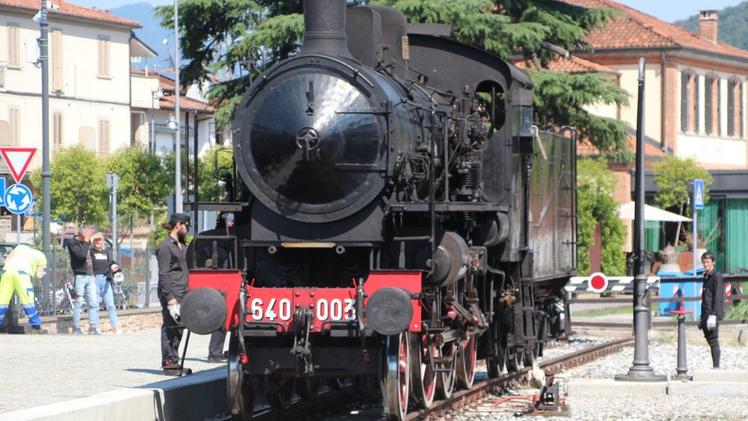 Treni storici a Paratico: il progetto è di arrivare in treno fino al lago sui vecchi binari. Ma una parte è ormai occupata