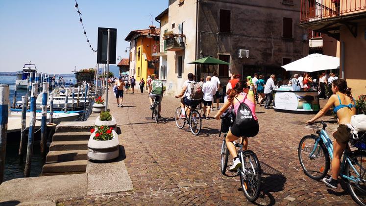Turisti in bicicletta a Montisola