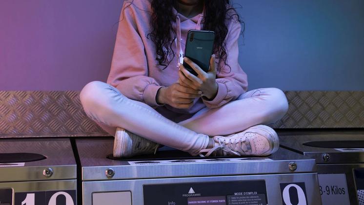 Una ragazzina con il cellulare