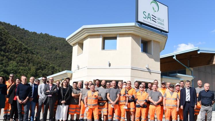 Foto di gruppo per lo staff di Sae: l’utility valsabbina cresce ancora