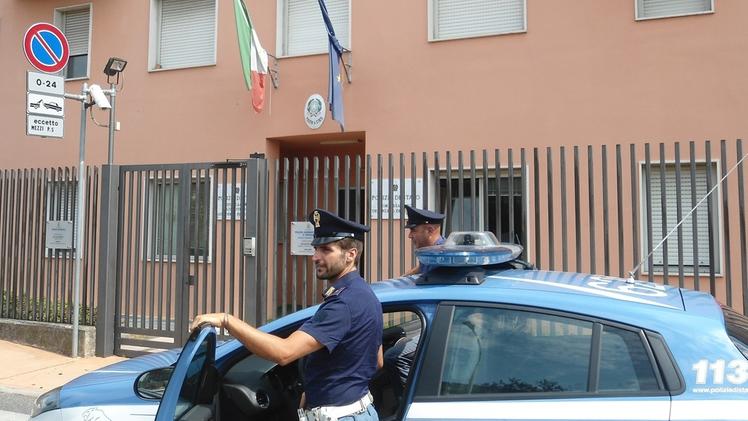 Il Commissariato di Desenzano: la Polizia indaga sulla rapina dopo la denuncia depositata dalla vittima