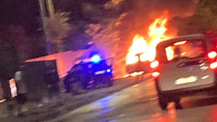Il fuoco dell'auto dopo lo schianto a Lumezzane