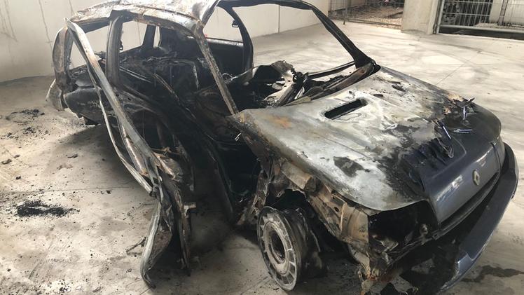 Quel che rimane dell'auto andata a fuoco dopo lo schianto a Lumezzane