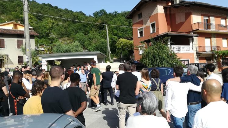Tantissima gente a Sarezzo per il funerale di Giorgio Botti