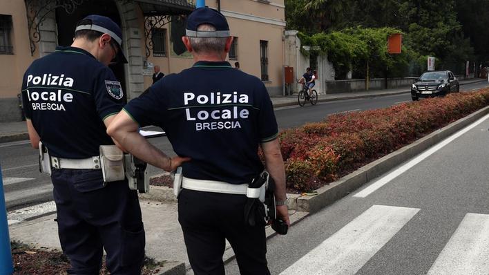 Agenti della Polizia locale rilevano un incidente in via San Zeno