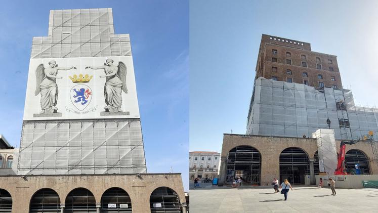 A sinistra la copertura della torre per i lavori iniziati a ottobre 2021, a destra il parziale smantellamento del ponteggio che ora si sposterà su via Verdi