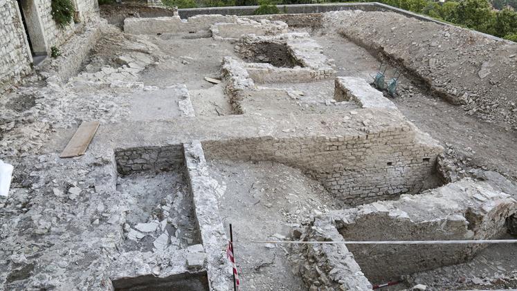 I lavori di scavo hanno riportato alla luce altre antiche vestigia emerse sul Cidneo