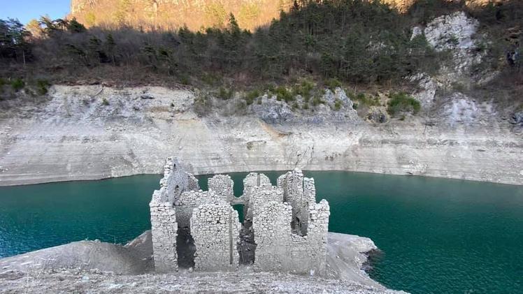 Valvestino: resti delle mura della vecchia dogana di Lignago, riaffiorati nel bacino artificiale della diga, a causa del livello basso dell'acqua