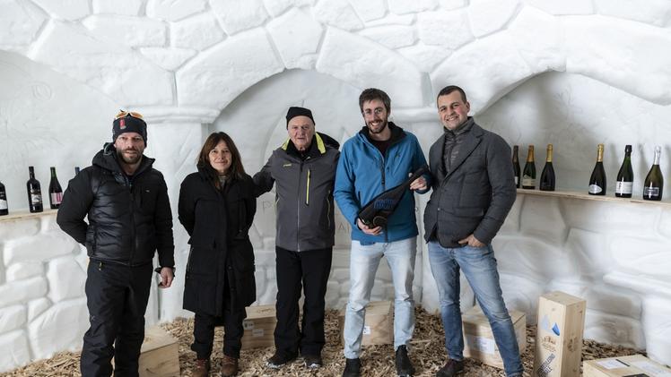 I promotori  dell’operazione vino del ghiaccio al momento della collocazione delle bottiglieUn particolare  dell’igloo realizzato al Corno d’Aola  FOTO MAURO MARIOTTI
