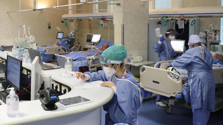 La variante Omicron spinge sull’aumento dei casi e mette in pre-allerta anche gli ospedali della provincia