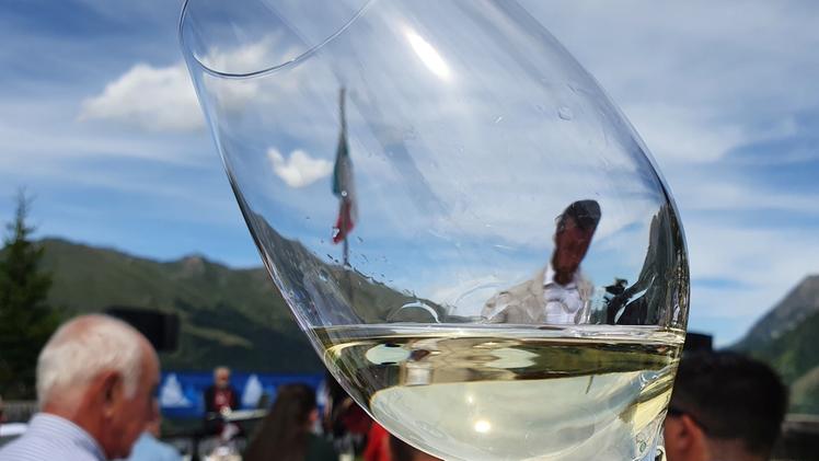 La degustazione guidata con annessa asta a favore di Unimont avvenuta ieri a PontedilegnoUno dei vini del ghiaccio  brilla sotto il sole ad alta quota