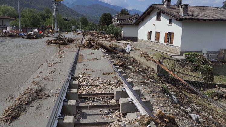 Interrotta anche la linea ferroviaria Brescia-Iseo-Edolo