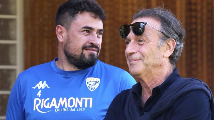 La formazione del Brescia nell’amichevole di una settimana fa contro la Sampdoria, nell’unica gara giocata finora allo stadio Rigamonti ONLY CREWMassimo Cellino, 66 anni, con l’allenatore Pep Clotet, 45