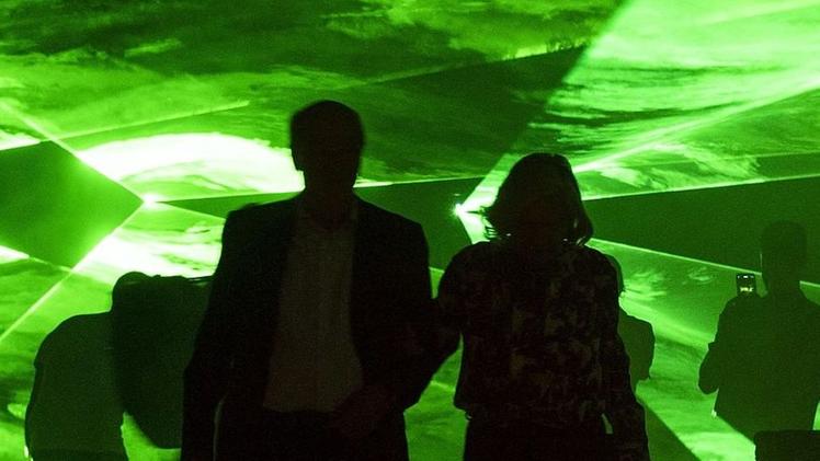 Le Stravaganze Imperiali di Mai Museum hanno animato le Grotte di Catullo tra giugno e luglio: opere d’arte, giochi di luce, dj set, invenzioni gourmetL’evento 2022 ha trovato spazio su telegiornali, siti e social italiani ed esteri
