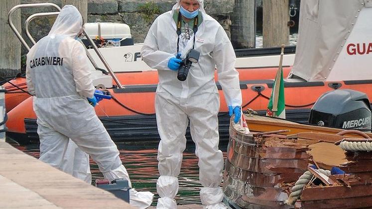 I primi accertamenti sul gozzo nelle ore successive al ritrovamento nel lago di Garda: l’incidente nautico  avvenne il 19 giugno 2021