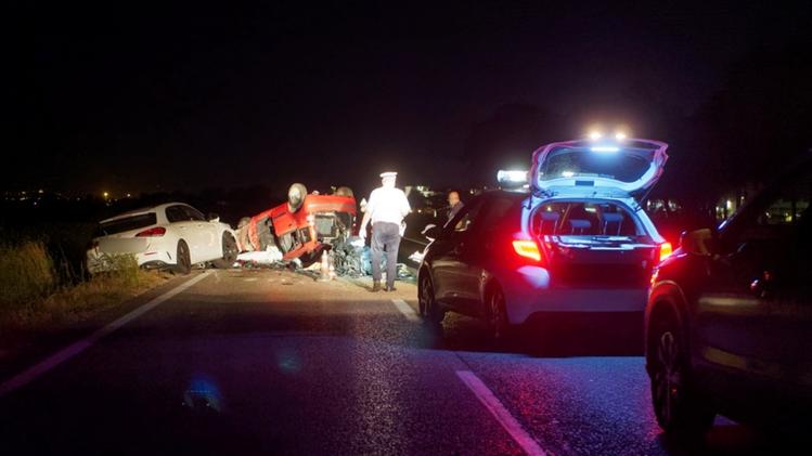 La tragica scena delle due auto e dello scooter che si sono scontrati a Pinarella di Cervia provocando la morte di tre persone e il ferimento di altre due (Foto pubblicata da corriereromagna.it)