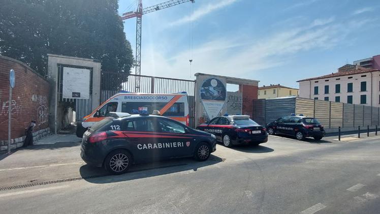 Carabinieri e ambulanza in via Milano, a Brescia, dove è stato trovato morto un 52enne senza fissa dimora