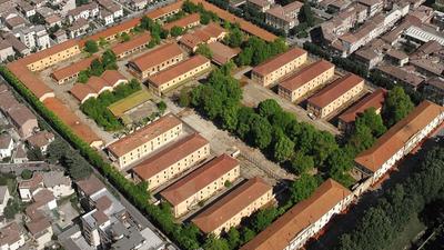La caserma Ottaviani copre una grande area tra le vie Tartaglia, Montebello e Volturno La facciata «impacchettata» della Ottaviani su via Tartaglia FOTO/ONLY  CREW