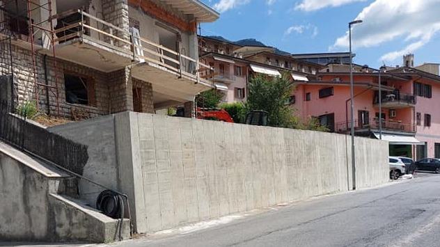 Il tratto di strada fra Piatucco e Gazzolo privo di marciapiedi: è diventato ormai quasi impossibile realizzarli