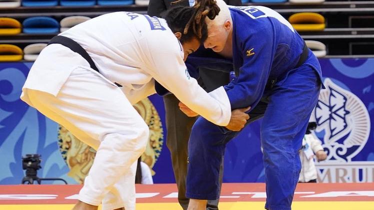 Simone Cannizzaro, 24 anni, judoka ipovedente del Club CapellettiCannizzaro con lo judogi di colore blu durante un combattimento