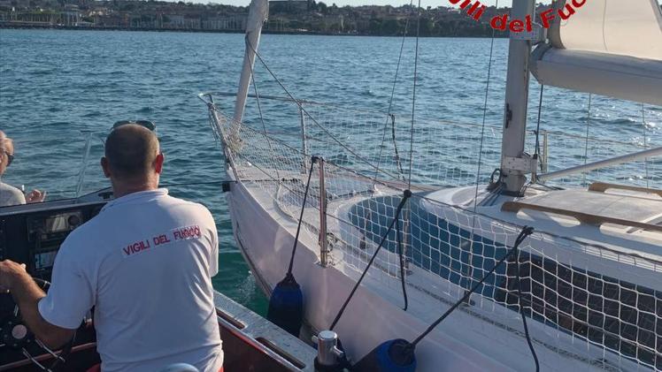 Il recupero del natante in avaria nelle acque del lago di Garda
