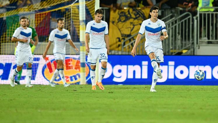 La delusione dipinta sul volto dei giocatori biancazzuri: Brescia ko a Frosinone