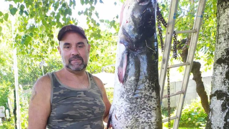 Il primo siluro gigante pescato nelle acque di PisogneGianni Gaioni col secondo pesce di oltre due metri di lunghezza