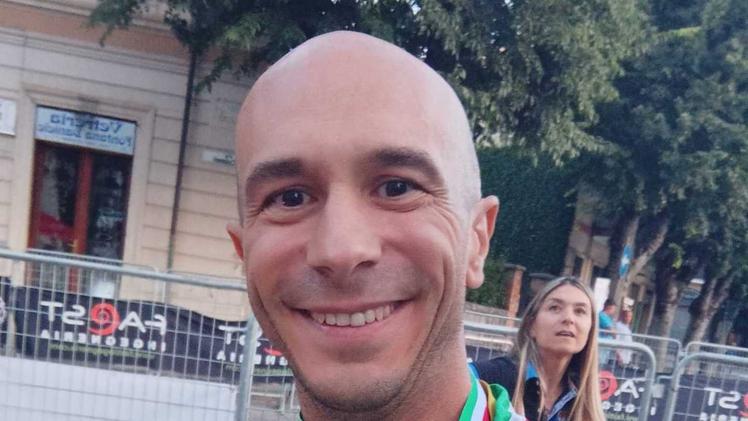 Mirko Pini gioisce per il doppio successo  appena conseguitoMirko Pini di Villa Carcina sul podio di campione italiano paralimpico di ciclismo