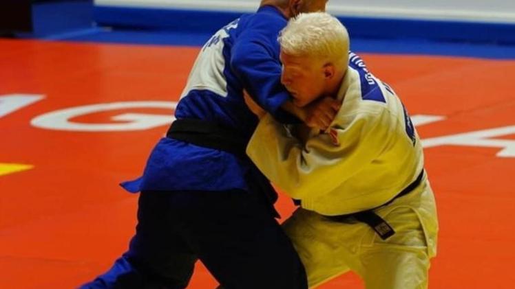 Simone Cannizzaro (a destra con lo judogi chiaro) in azione agli Europei