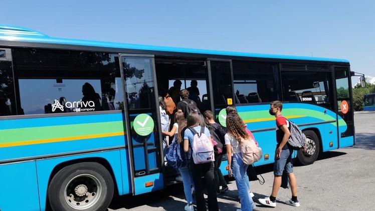 Studenti salgono sul bus il primo giorno di scuola