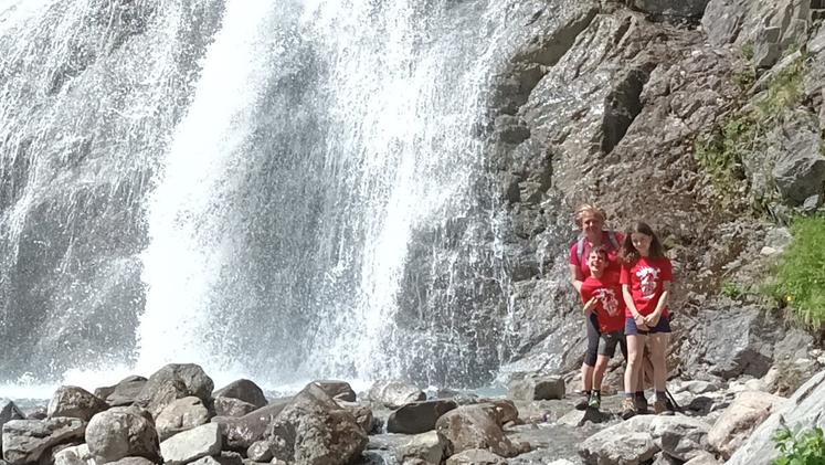 A Livigno, sotto le spumeggianti acque della cascata di Val Nera