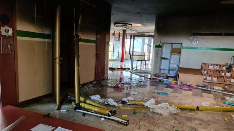 La scuola elementare di Cellatica, devastata dai vandali
