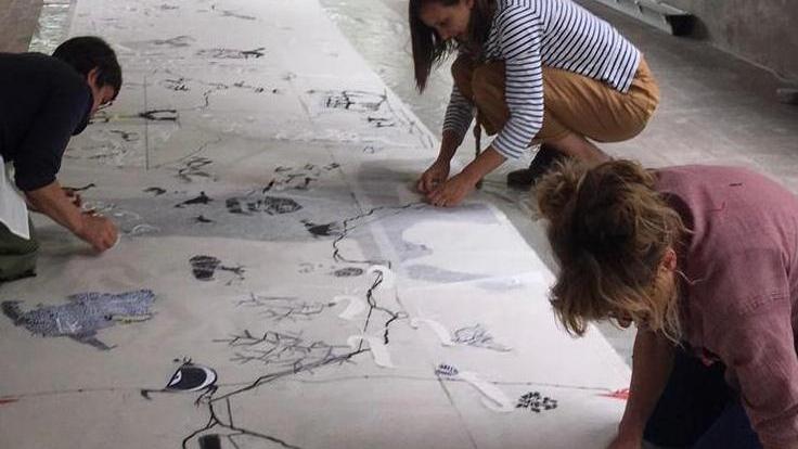 Le tre autrici dei disegni dei graffiti poi trasferiti sul tessutoUn’immagine in anteprima del bellissimo arazzo dedicato ai graffiti della Valcamonica prima del via al viaggio