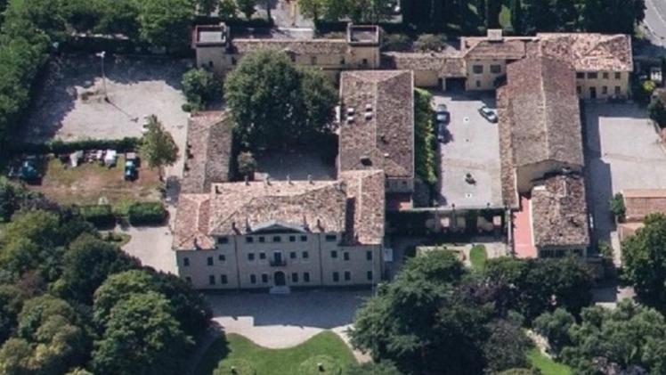 Villa «La Tassinara» a Rivoltella:  la proprietà ha chiesto di poterla trasformare in hotel con «wellness spa»
